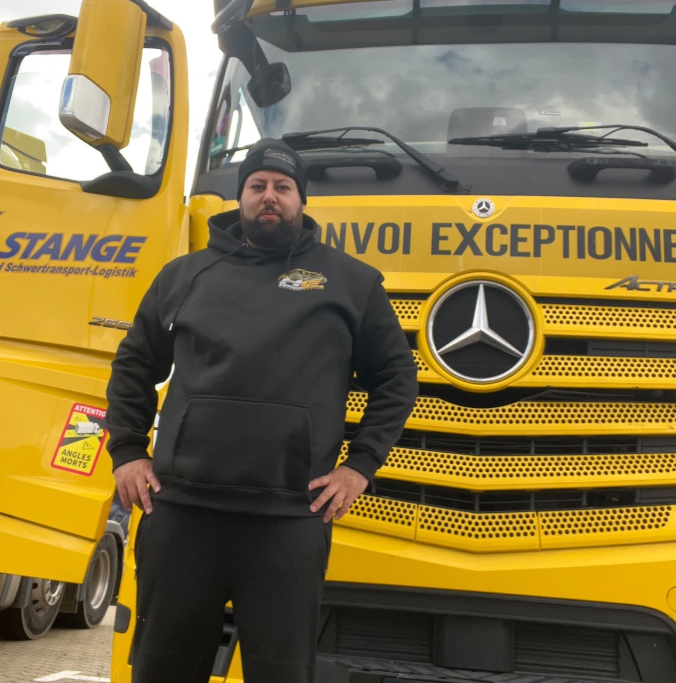 HanseGlanz Mitarbeiter vor einer Sattelzugmaschine in Hamburg