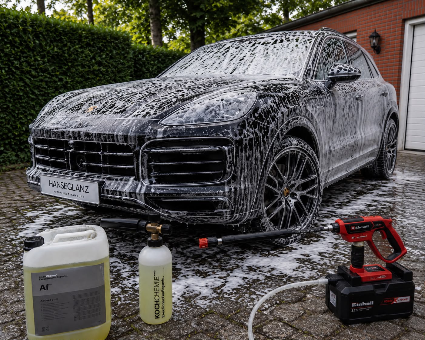 Porsche Cayenne mit aktivem Reinigungsschaum